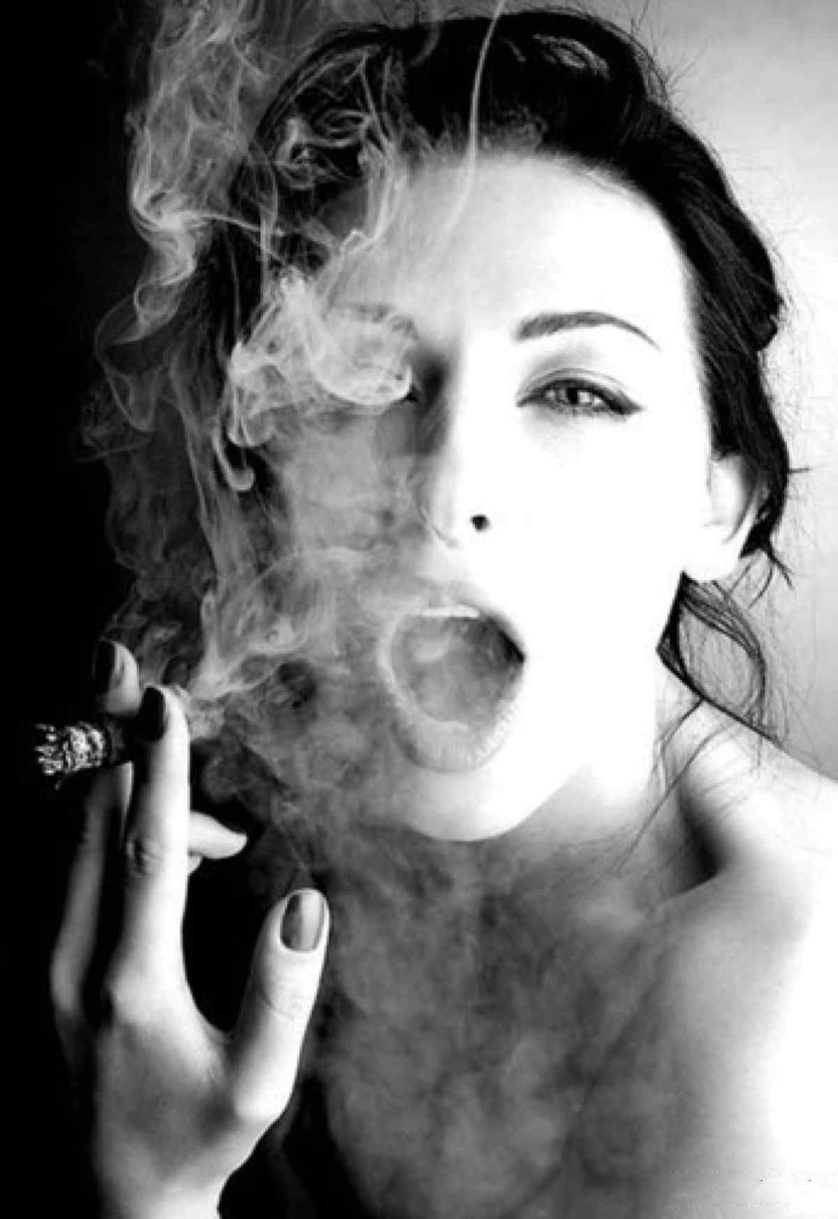 女人吸烟的图片，越多越好，要很唯美的那种_百度知道