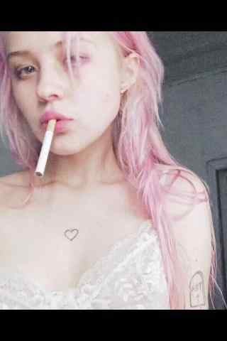 粉色头发美女抽烟图片手机壁纸
