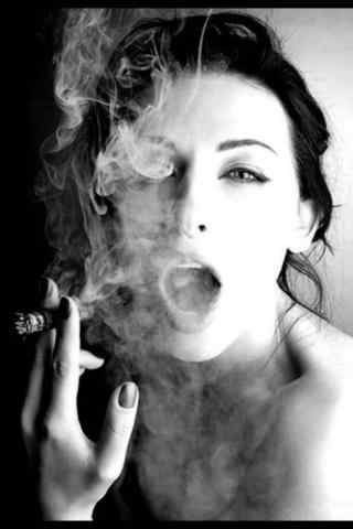 欧美风美女抽烟黑白图片