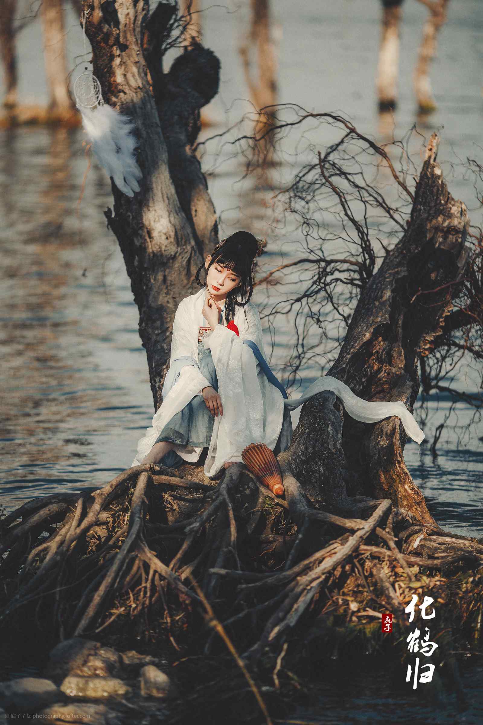 汉服齐胸儒裙—少女坐在枯树上手机壁纸