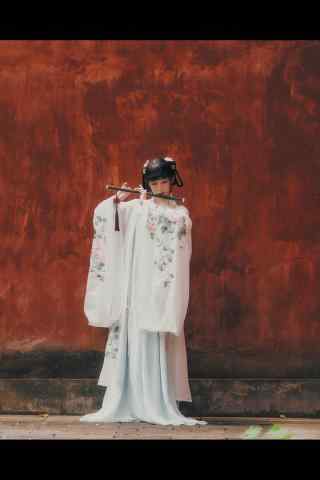 汉服齐胸儒裙—在红墙处吹笛手机壁纸