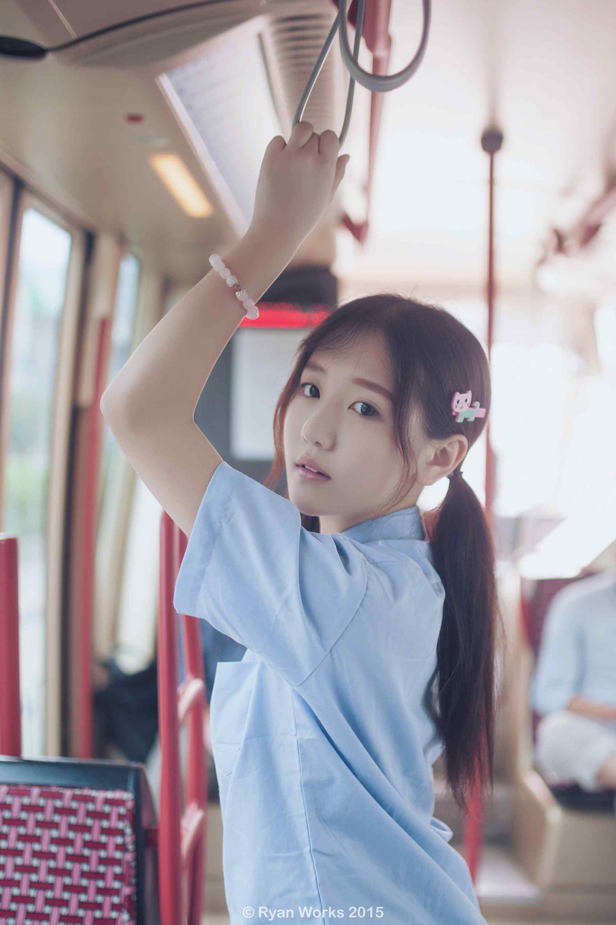 JK制服—电车上的可爱少女手机壁纸