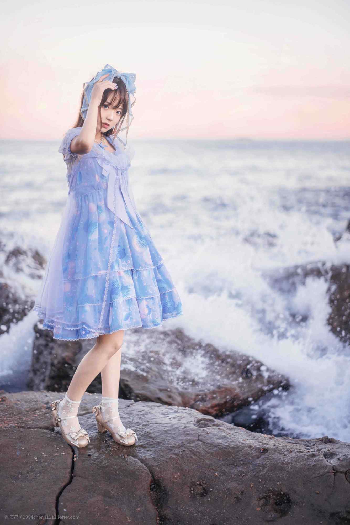 lolita洋装—海边可爱的少女手机壁纸