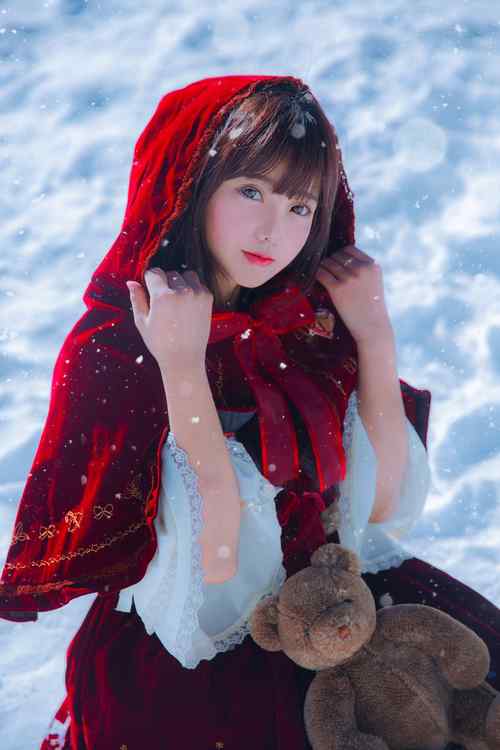 lolita洋装—雪地里小红帽少女手机壁纸