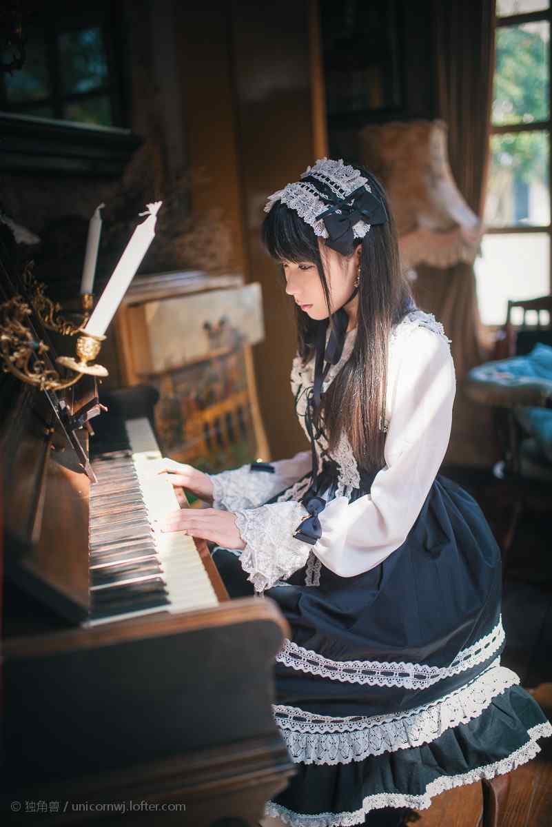 lolita洋装—弹奏钢琴的少女手机壁纸