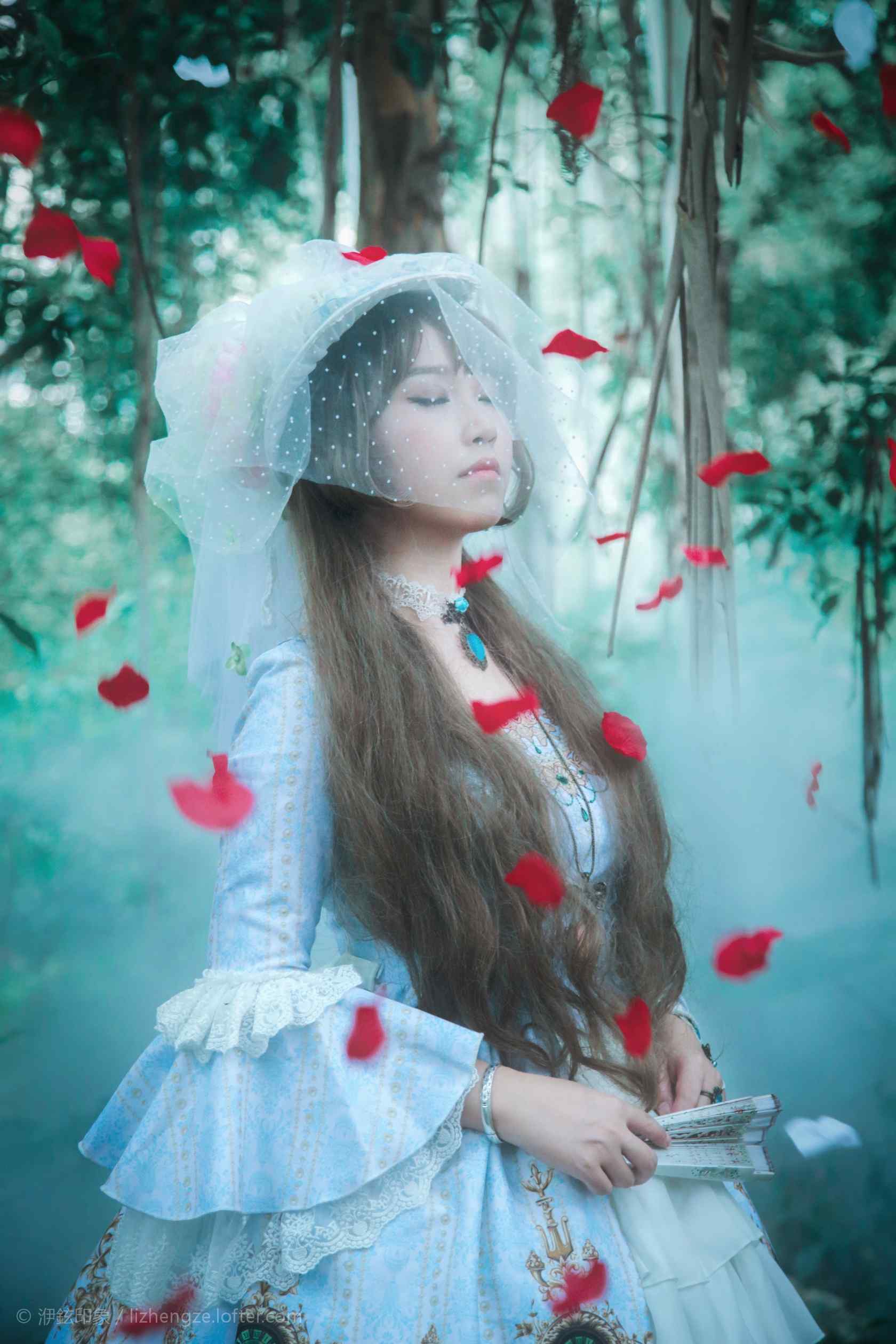 lolita洋装—花瓣飘落在少女身上手机壁纸