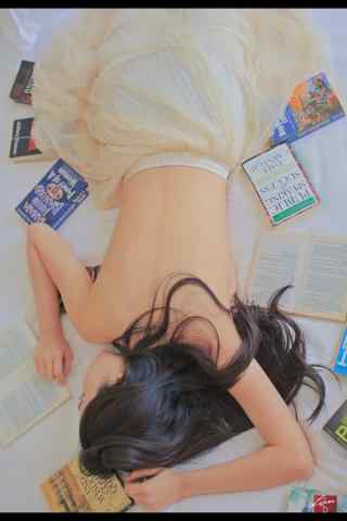 趴床上的裸背美女手机壁纸
