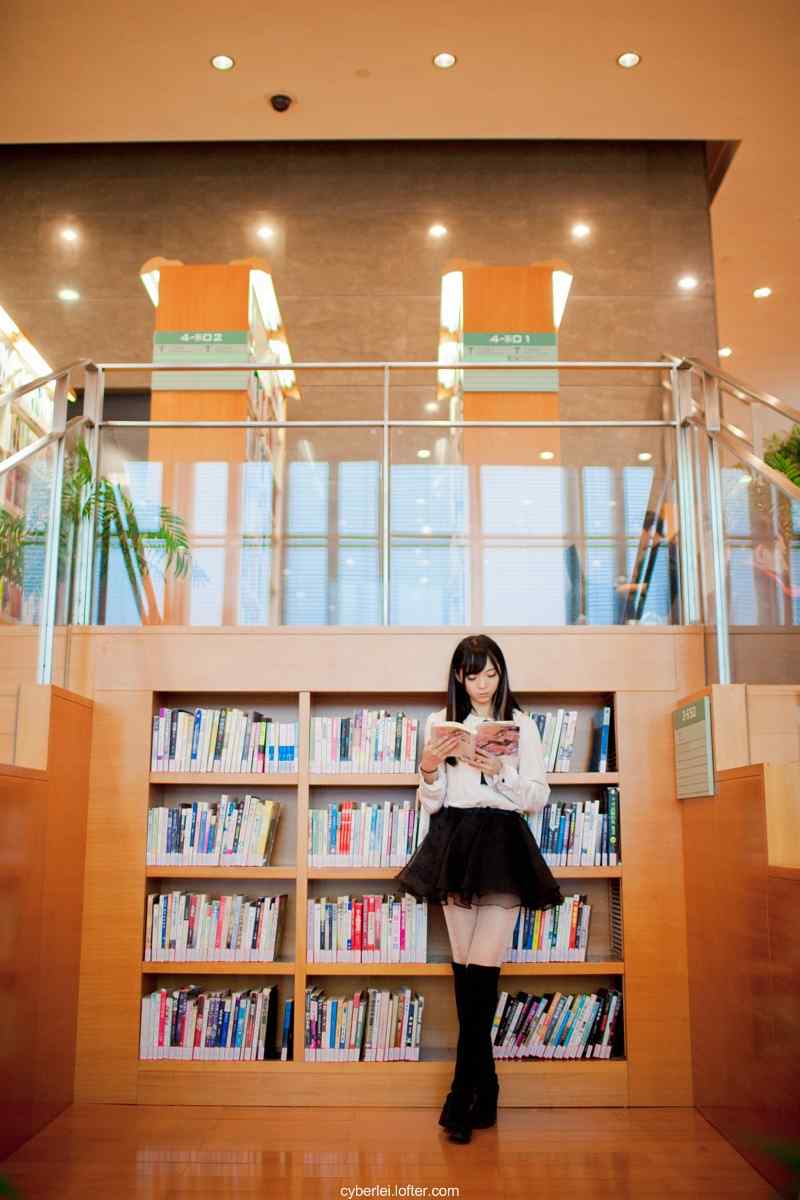 图书馆看书女孩手机壁纸