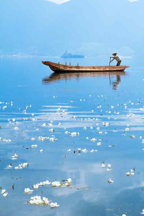 泸沽湖唯美蓝色风景手机壁纸