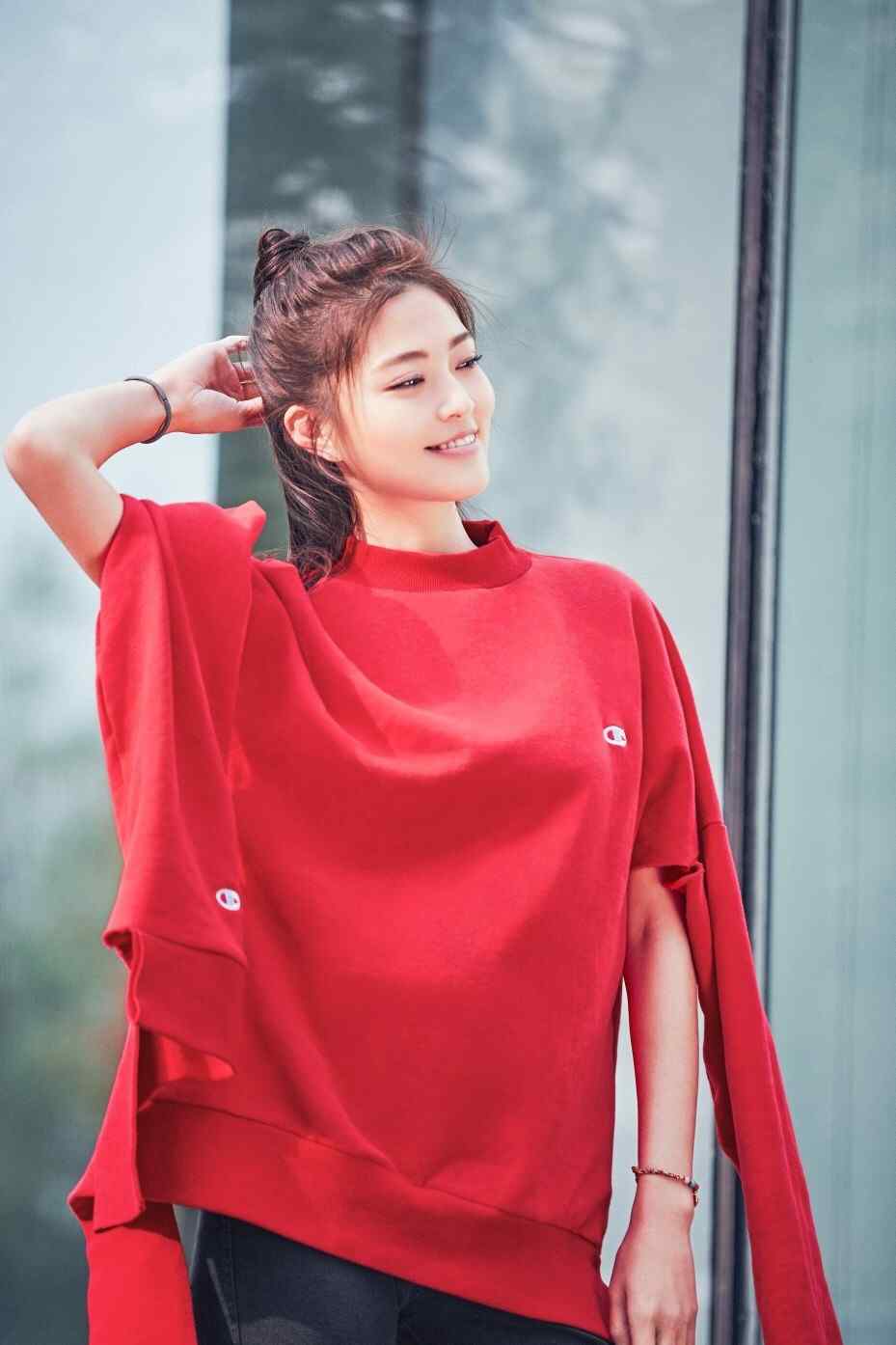 王妍之红色时尚写真手机壁纸