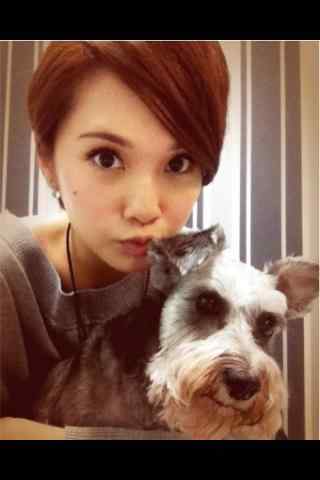 可爱杨丞琳与狗狗自拍手机壁纸