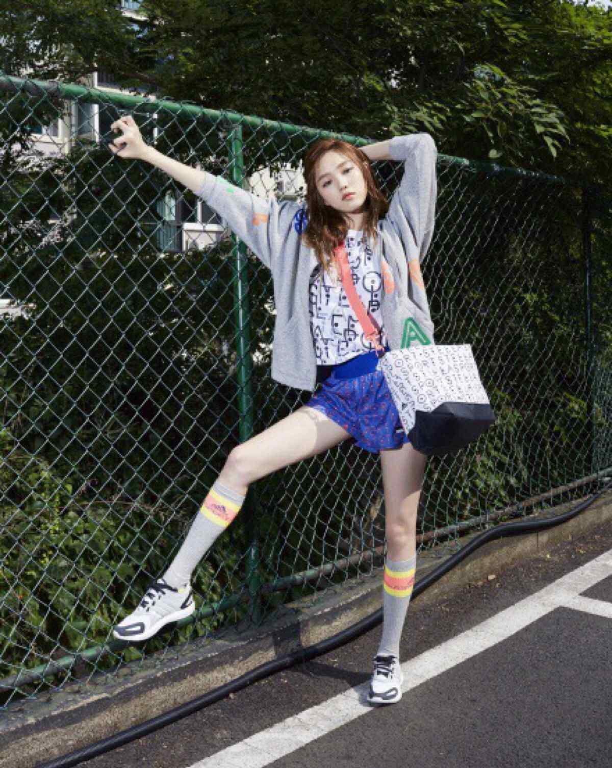 韩国模特李圣经街拍写真图片手机壁纸
