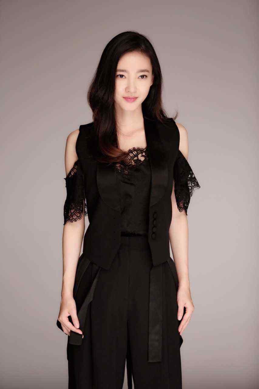 王丽坤黑色长裙性感写真