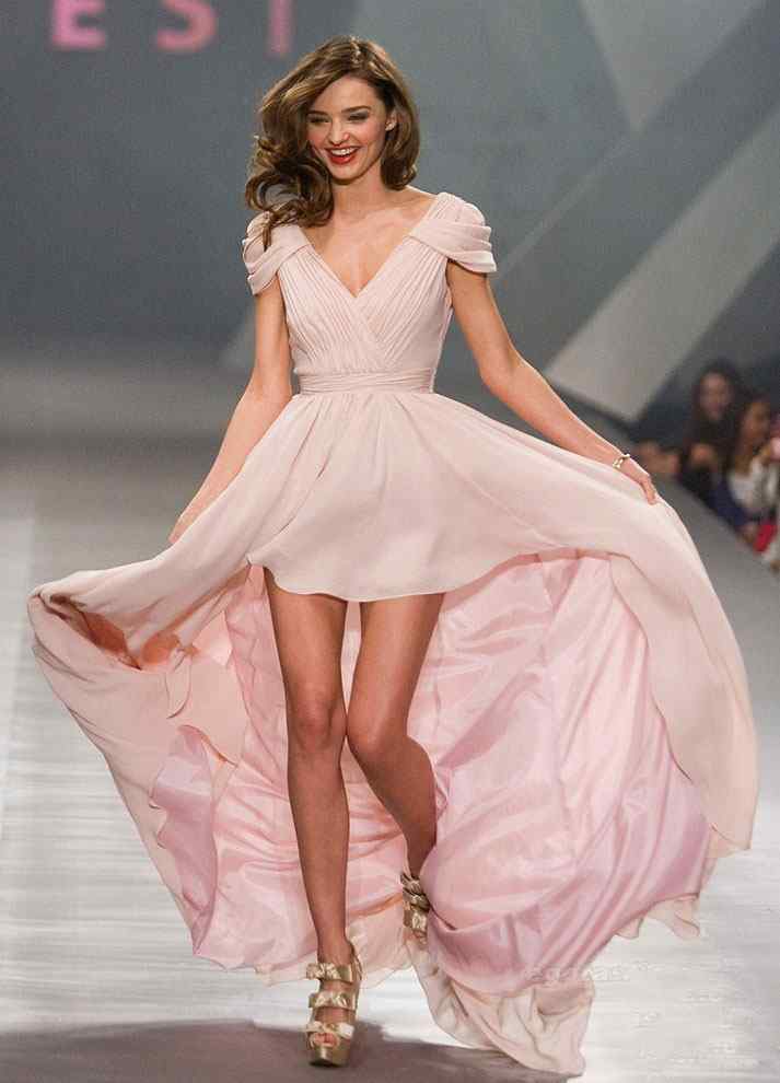 超模可儿粉色长裙可爱走秀图片
