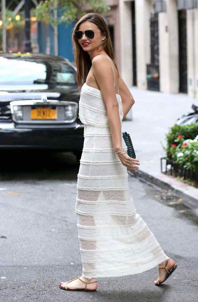 模特米兰达可儿白色长裙街拍图片