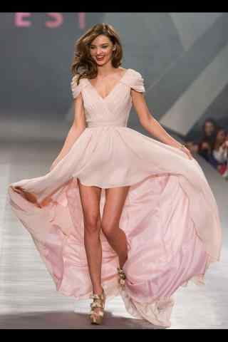 超模可儿粉色长裙可爱走秀图片