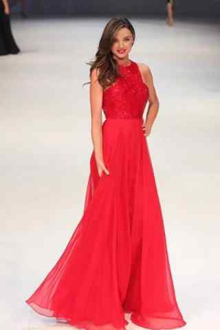 超模米兰达可儿红色长裙唯美走秀图片