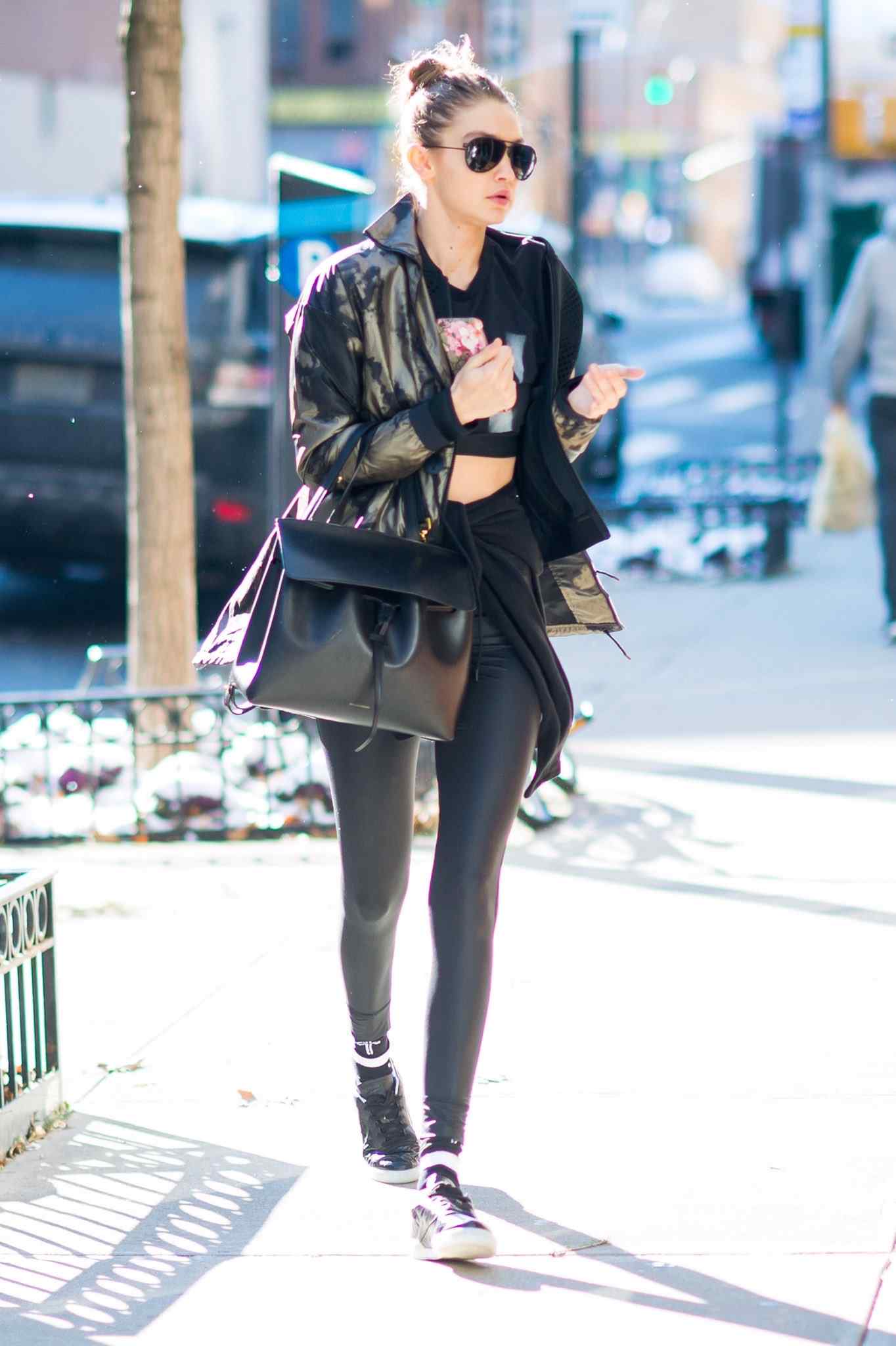 超模Gigi Hadid时尚皮裤造型街拍