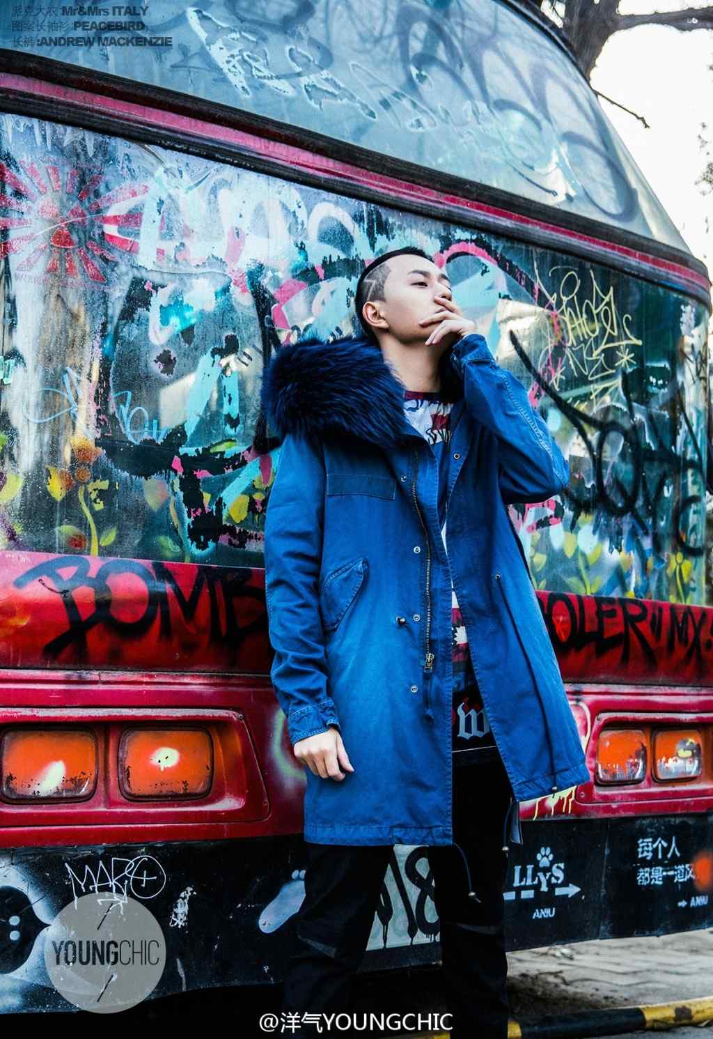 秦俊杰时尚嘻哈街拍蓝色大衣手机壁纸