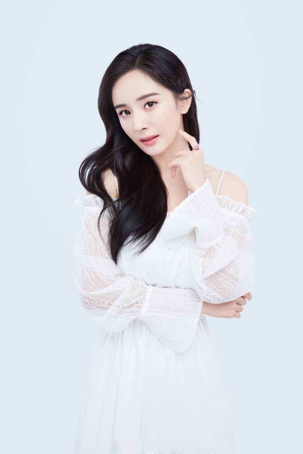 女星都在穿白色仙气连衣裙 - NUYOU SINGAPORE《女友》 - 最时尚中文杂志