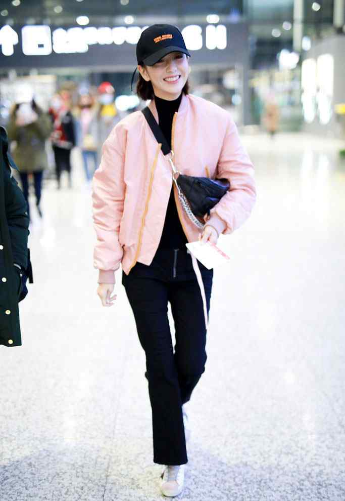 佟丽娅短发粉色外套机场少女心写真图片
