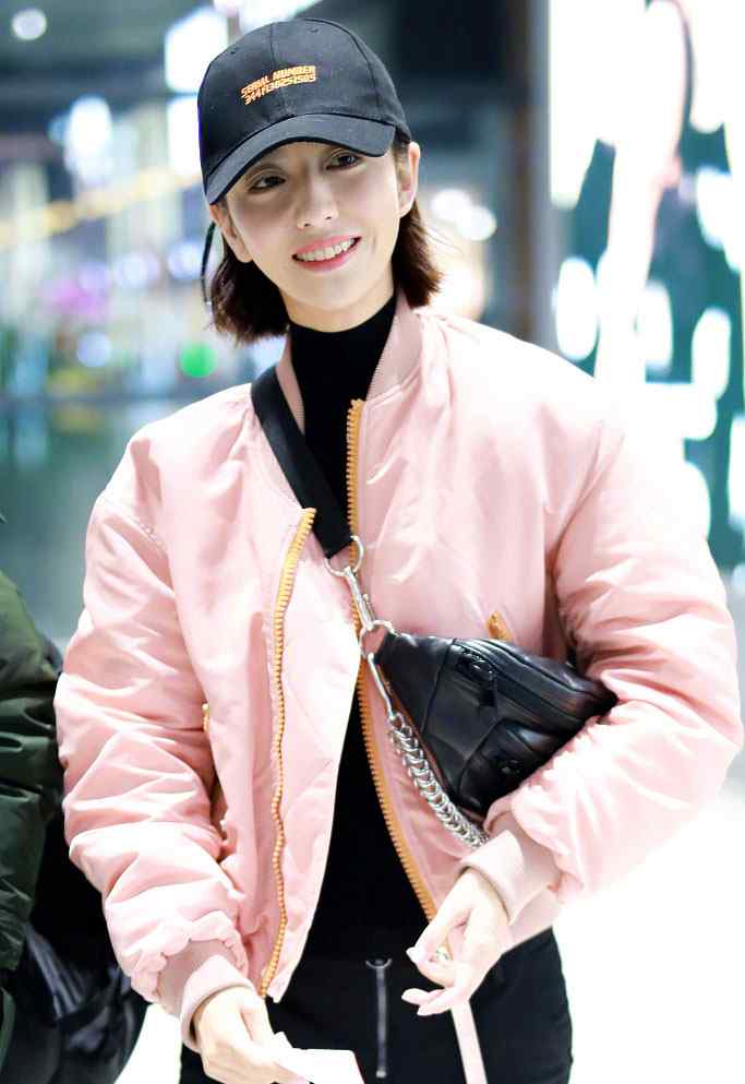 佟丽娅短发粉色外套机场少女心写真图片