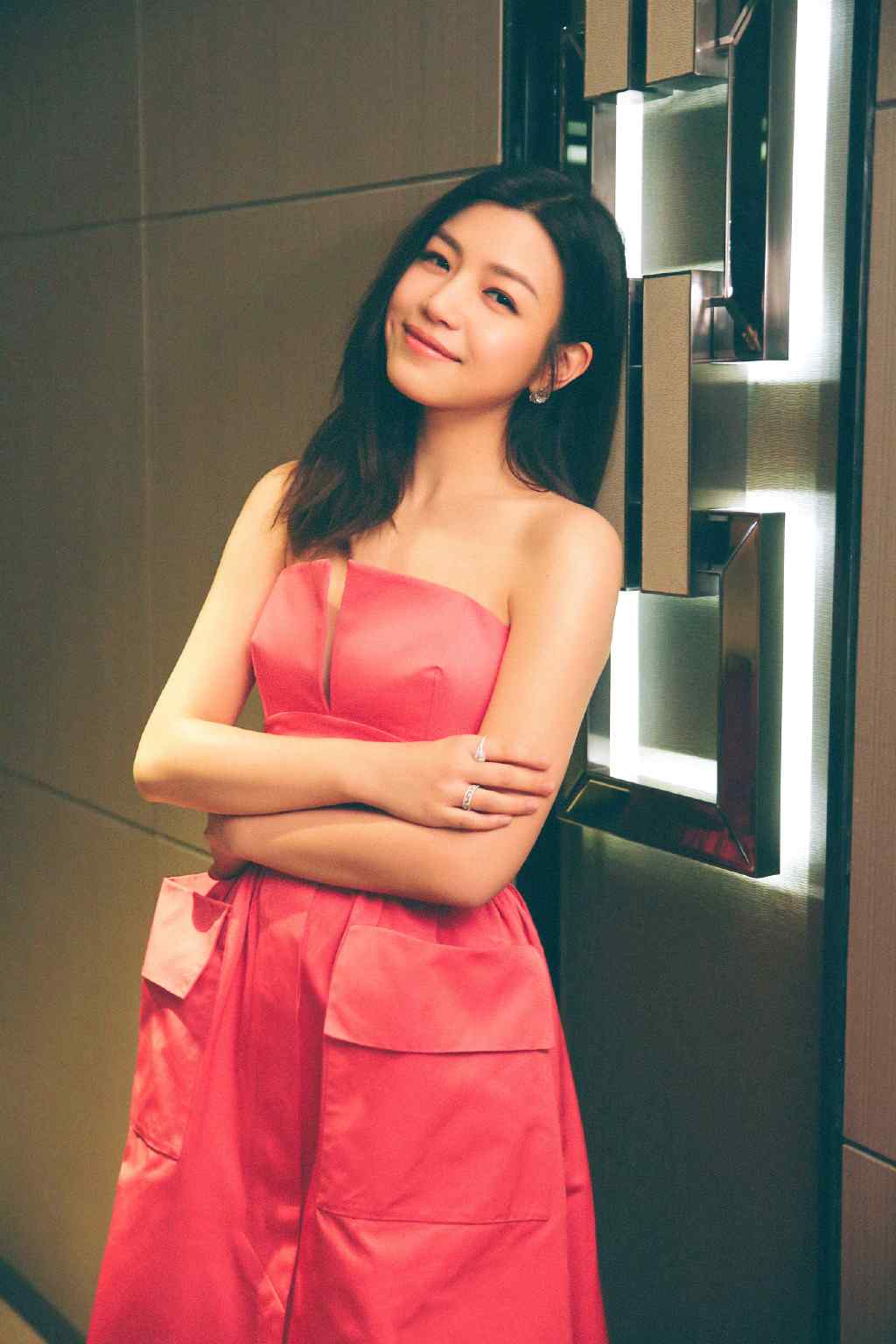 陈妍希抹胸性感红裙写真图片