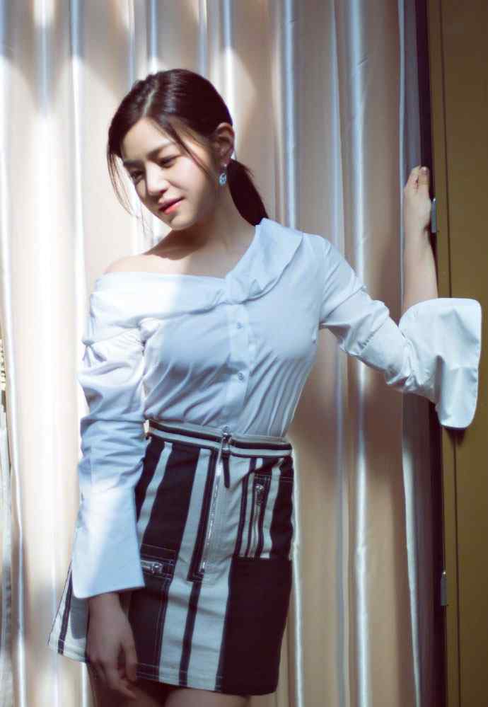 陈妍希衬衫半裙甜美少女风写真图片