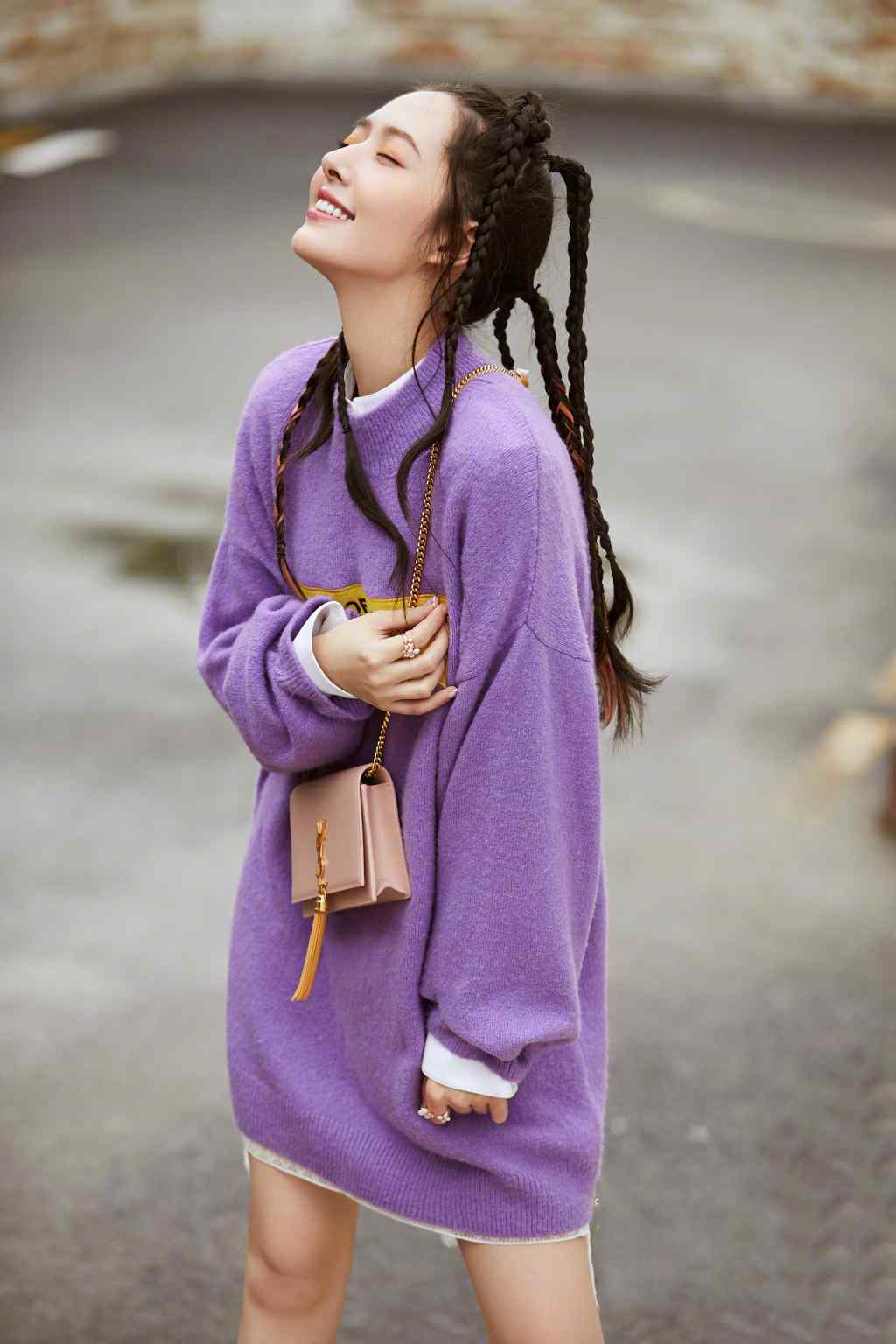 郭碧婷麻花辫紫色毛衣性感街拍图片