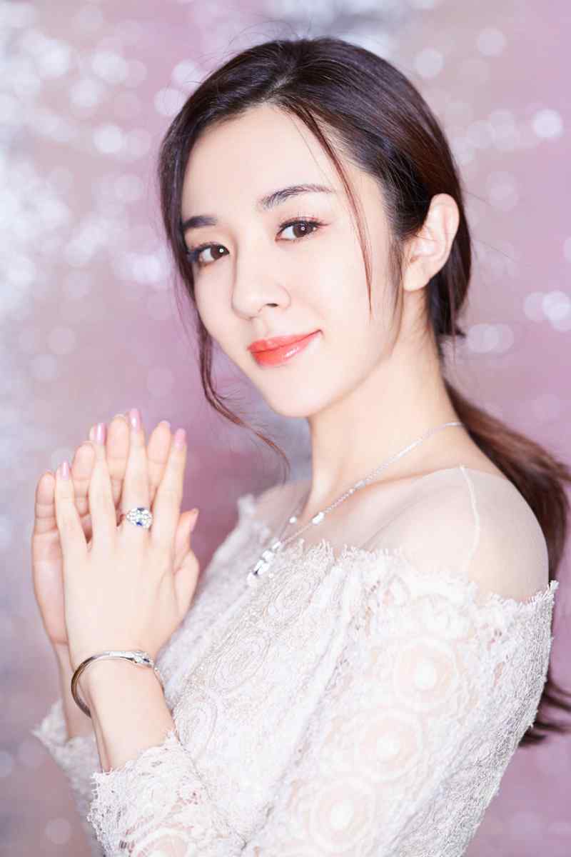 王晓晨白色蕾丝裙优雅迷人活动照写真