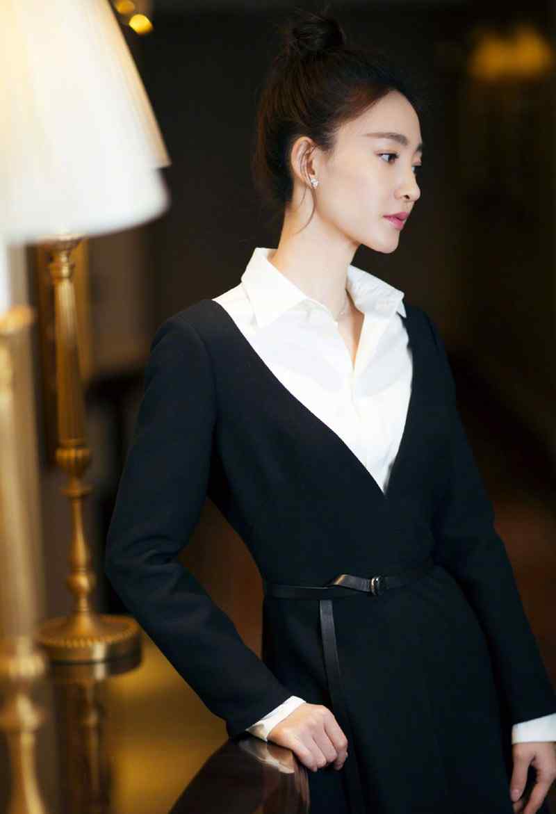 王丽坤黑白长裙优雅迷人写真