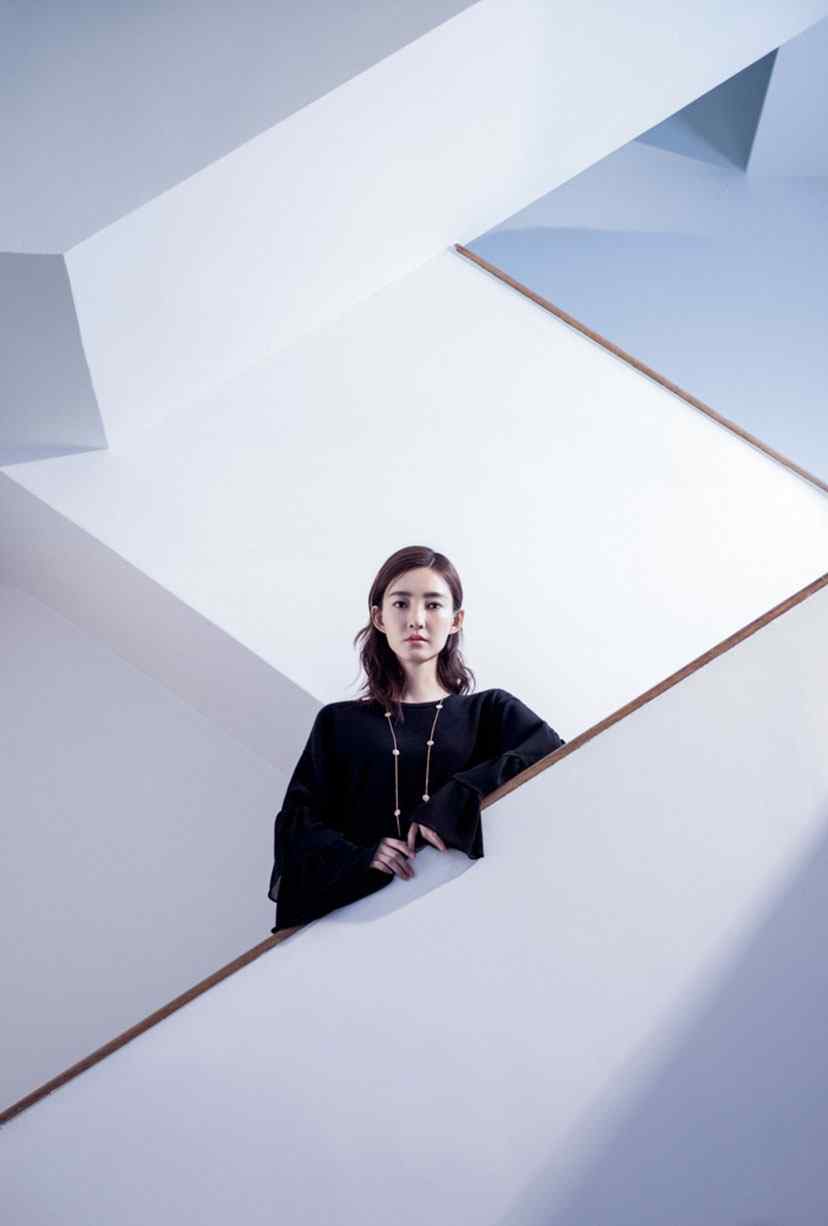 王丽坤气质优雅时尚杂志封面写真