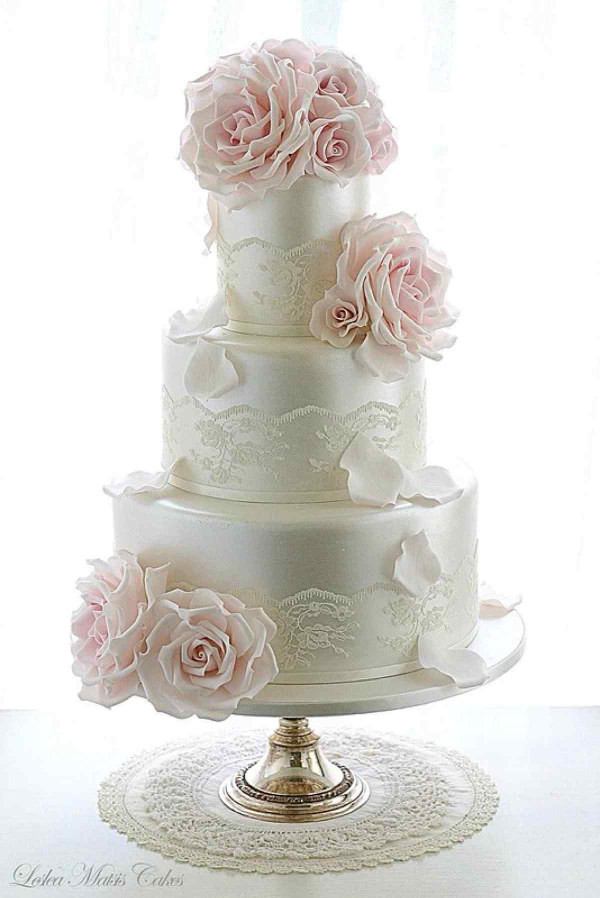 翻糖蛋糕花朵纯白多层蛋糕手机壁纸