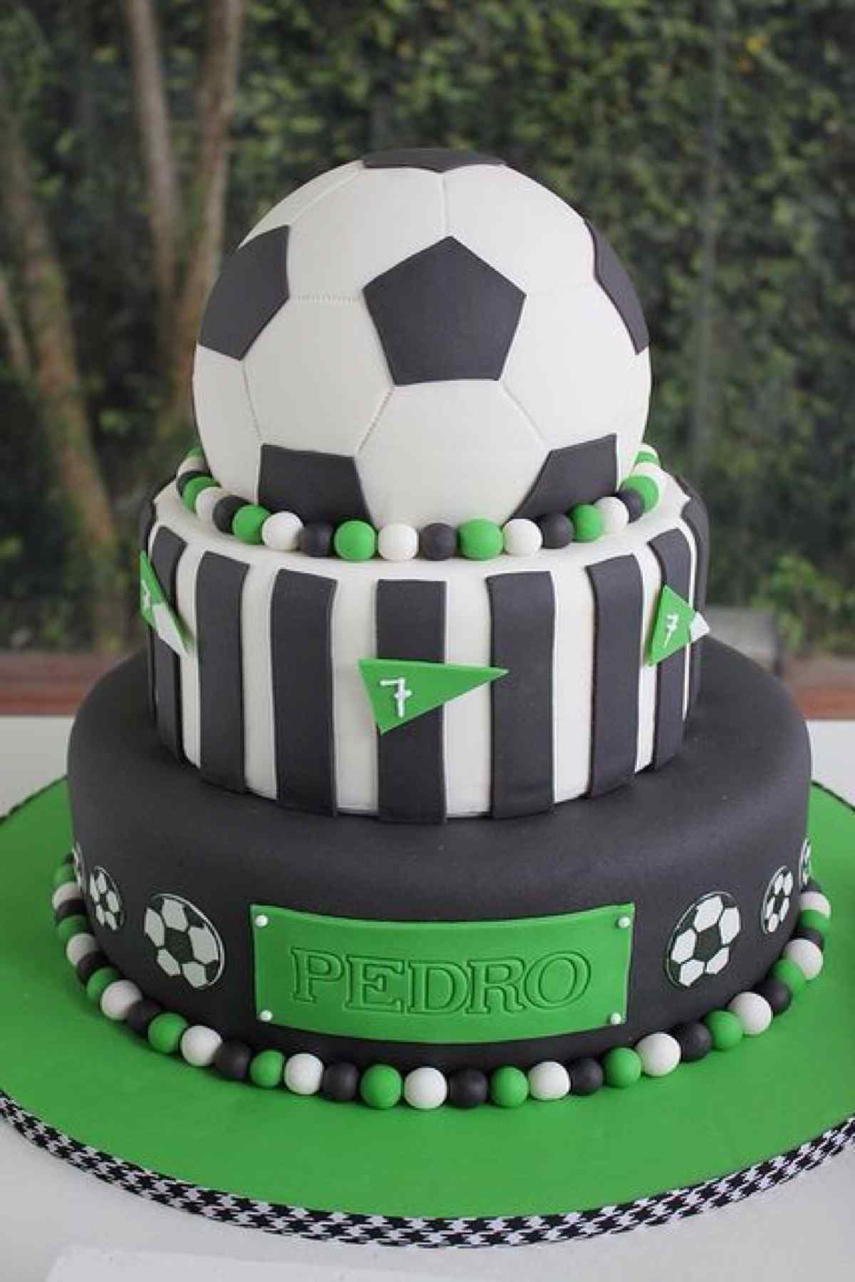 为球迷准备的生日蛋糕，上面有绿色奶油芝士糖霜，草地和足球姜饼。照片摄影图片_ID:419245784-Veer图库