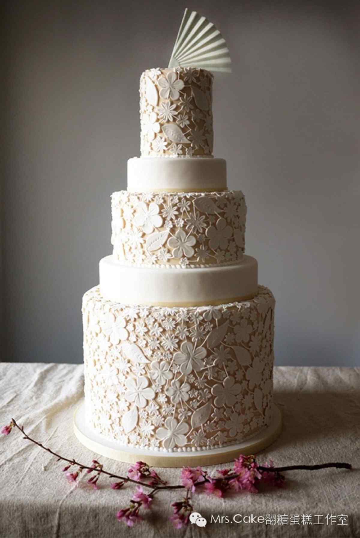 翻糖蛋糕创意精致纯白镂空雕花手机壁纸