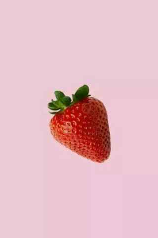 一颗草莓可爱粉色手机壁纸