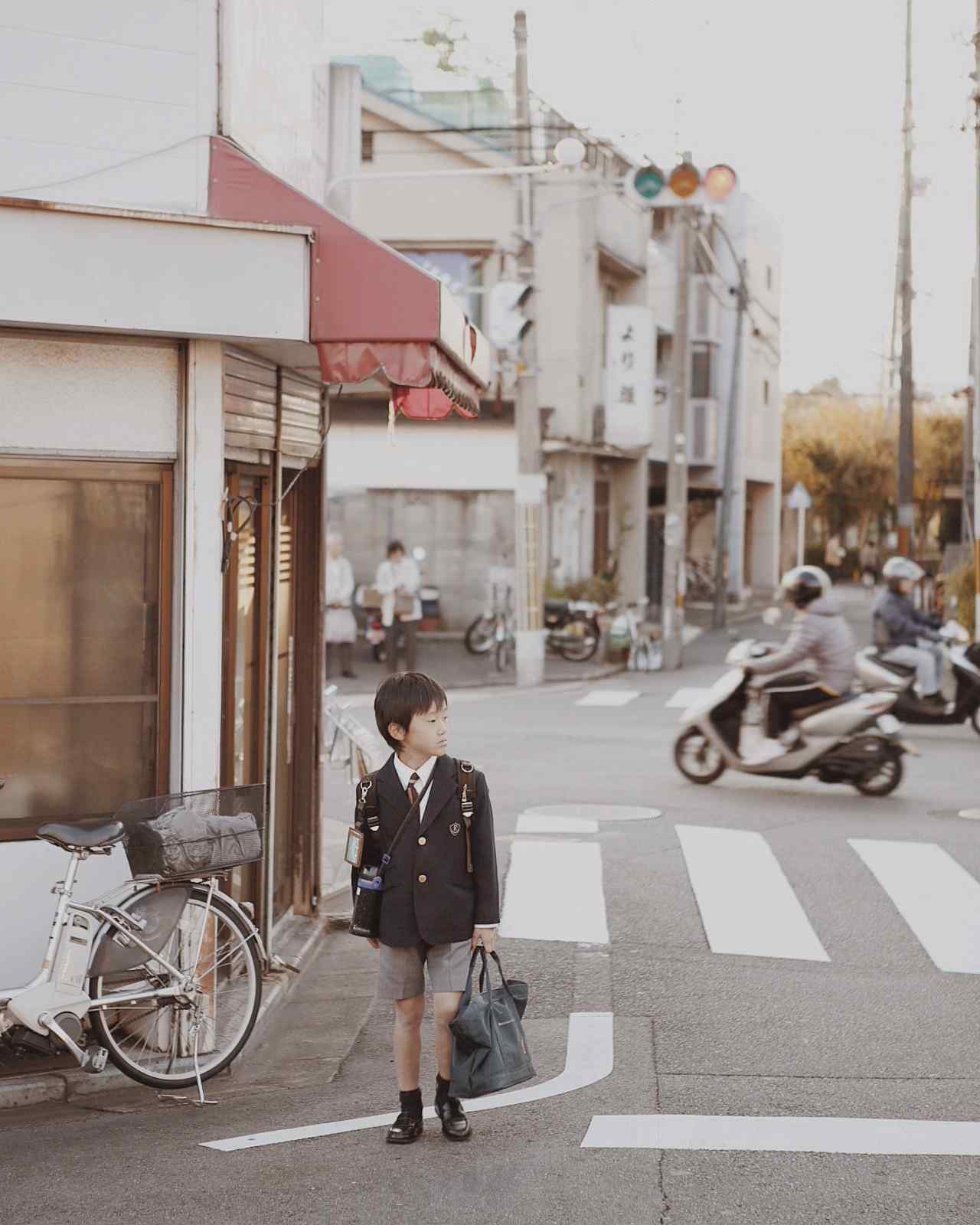 日本男孩放学站在街道上桌面壁纸