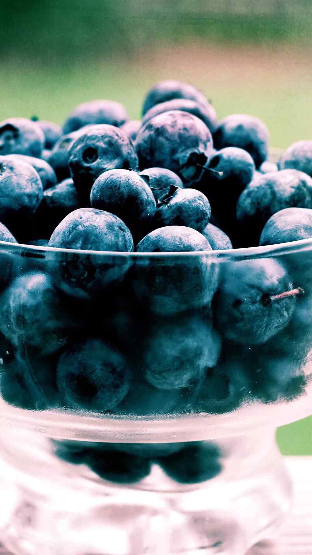 杯中满满的蓝莓手机壁纸