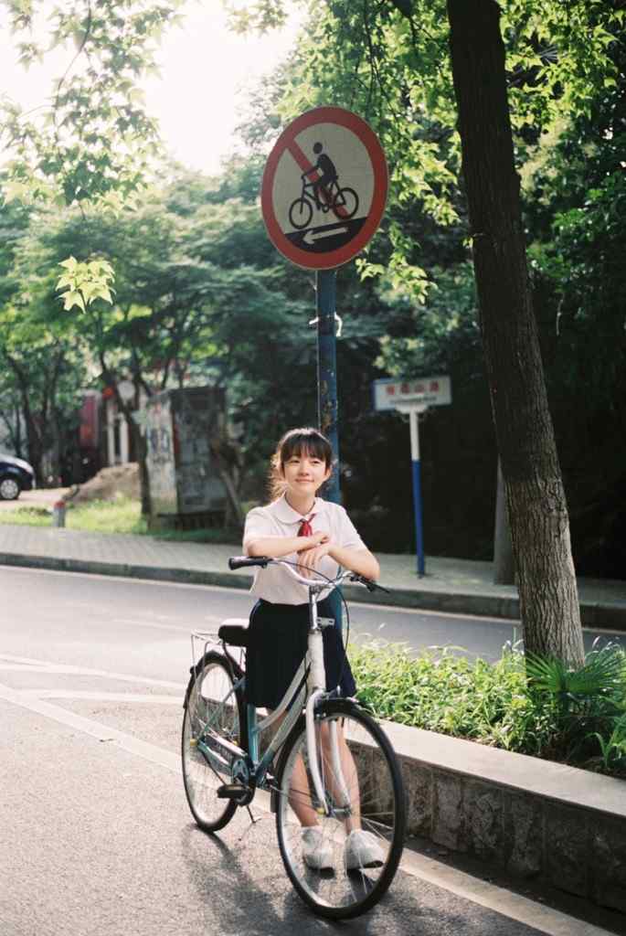 骑着单车的少女手机壁纸