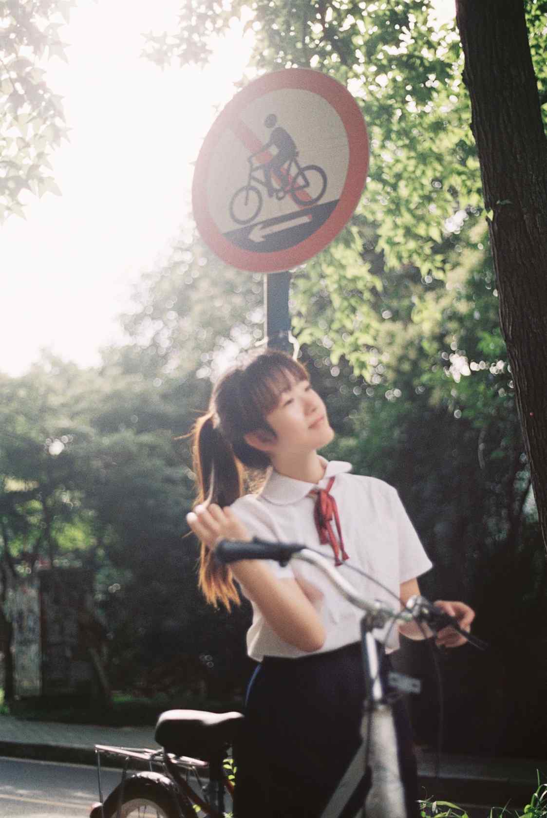 小清新唯美骑单车少女手机壁纸