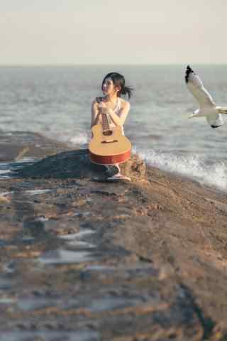 海边唯美少女弹奏