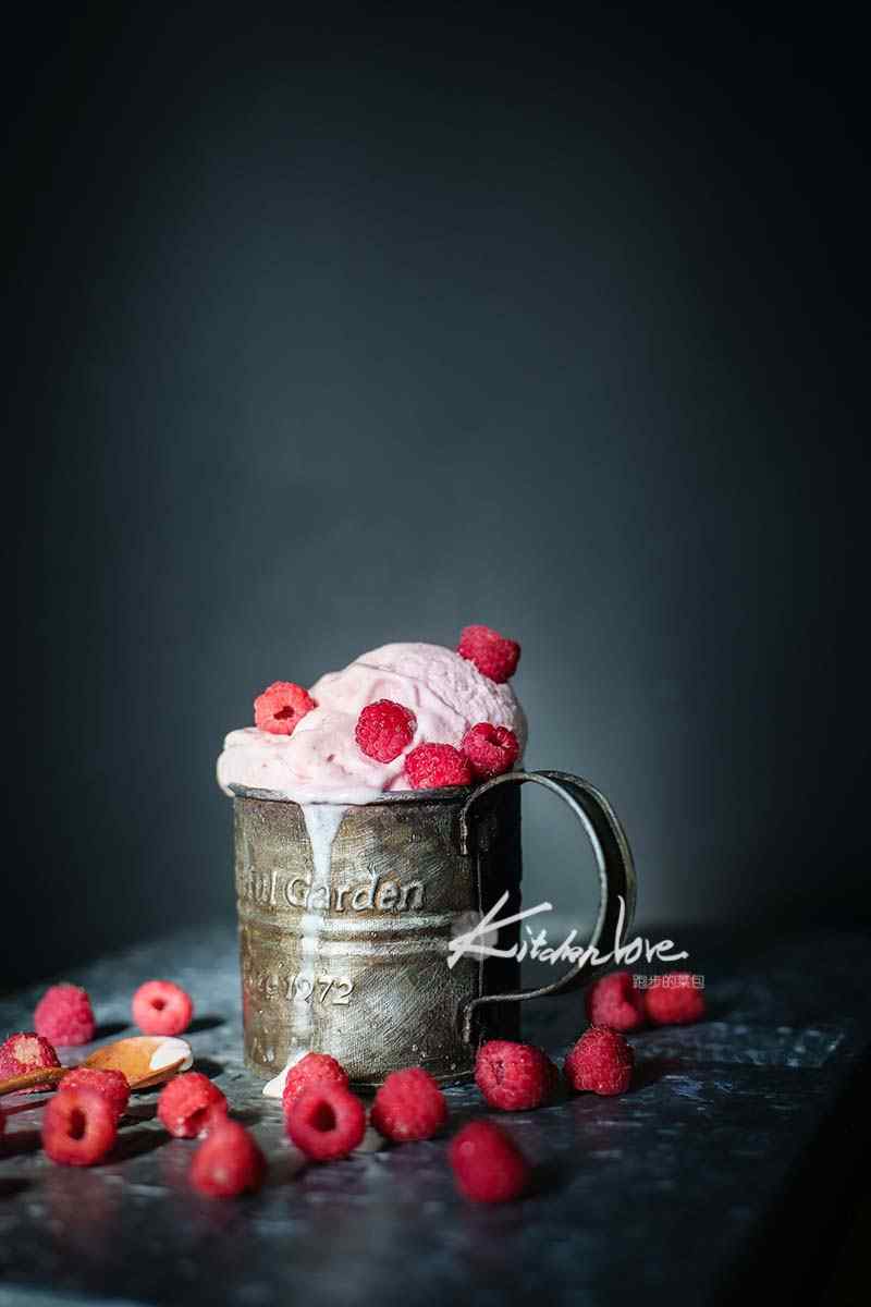 甜美可口的草莓冰激凌手机壁纸