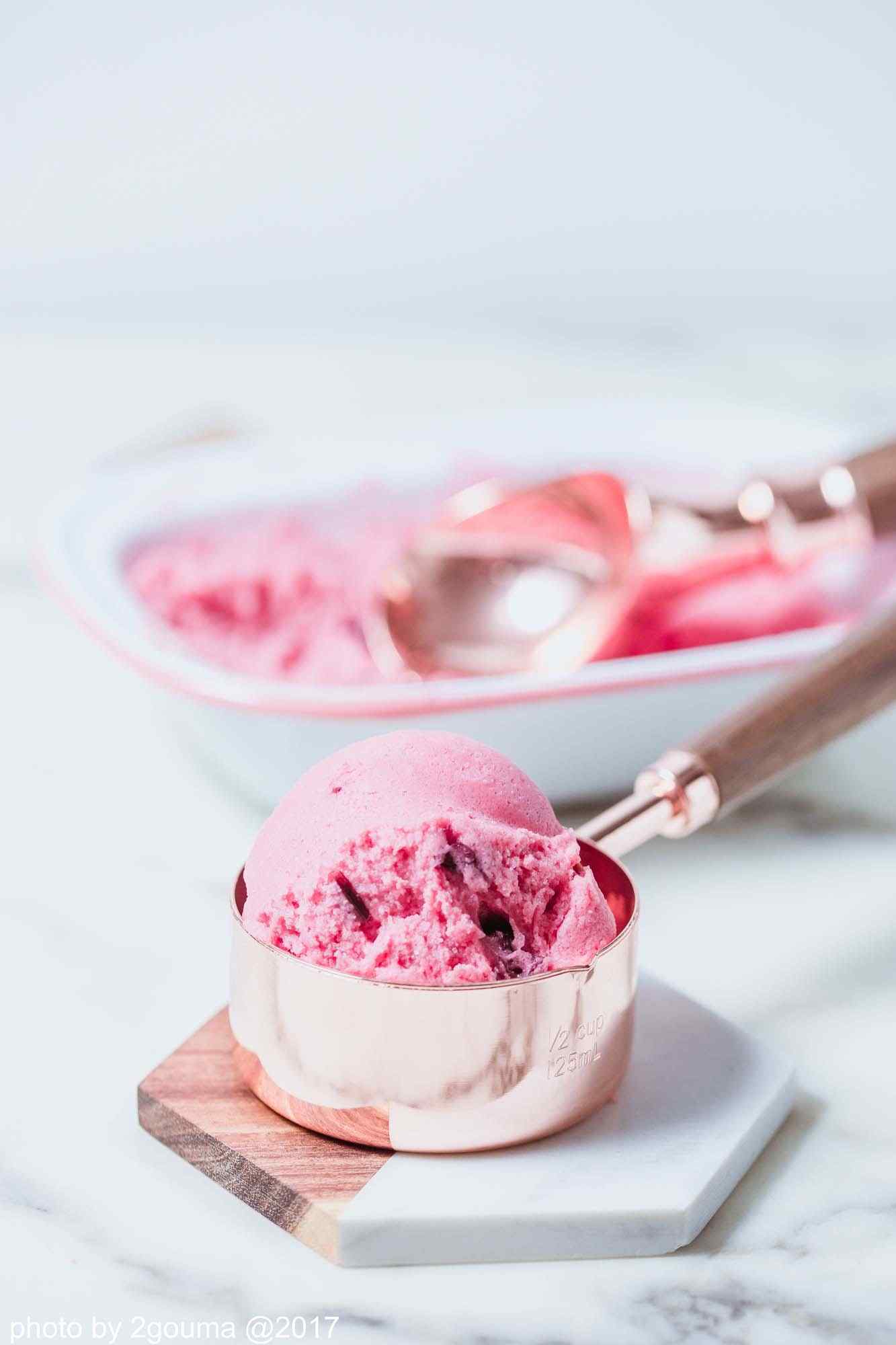 甜美可口的草莓冰激凌手机壁纸