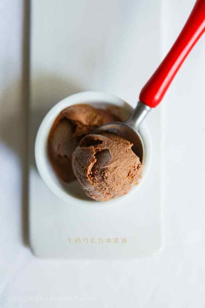 清凉爽口的巧克力冰淇淋手机壁纸