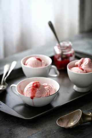 香甜可口的草莓冰激凌手机壁纸