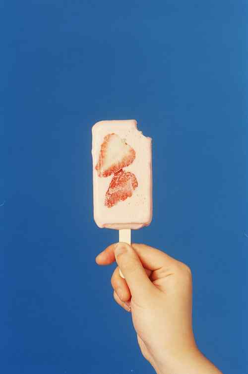香甜的草莓奶油冰淇淋手机壁纸