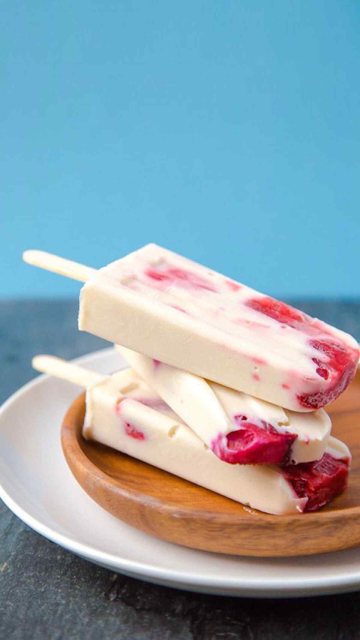 香甜可口的奶油草莓棒冰手机壁纸