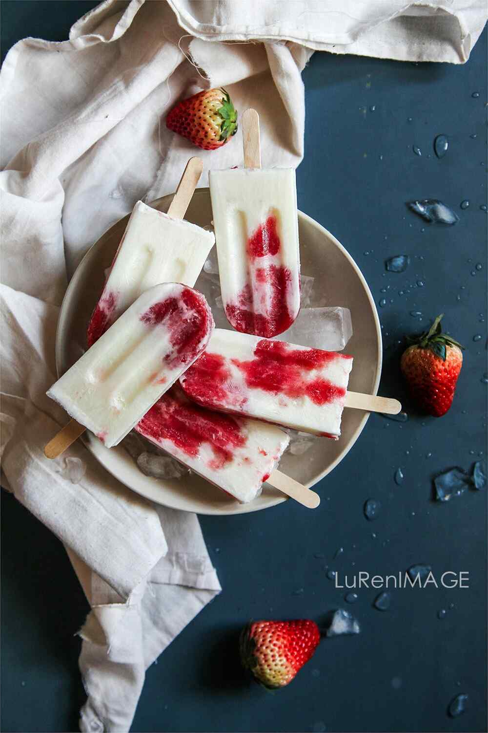 香甜可口的草莓奶油棒冰手机壁纸