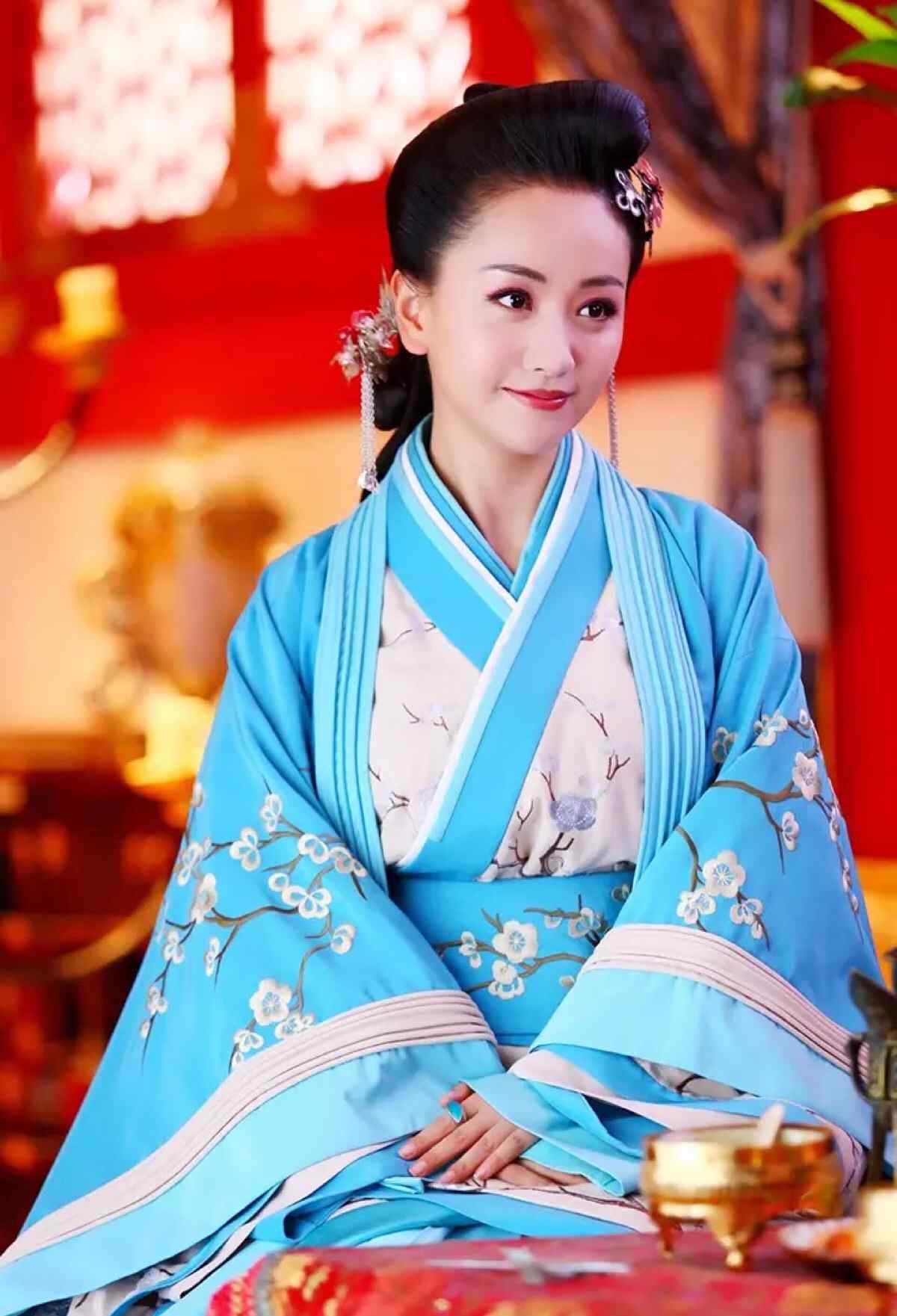 杨蓉最新写真曝光 米色质感西装优雅干练