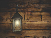木墙上的复古灯超清唯美桌面屏保图片